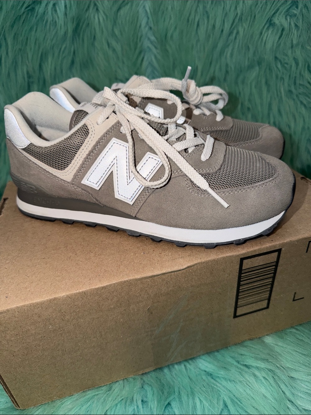 NIB New Balance 574 Unisex Men’s 7.5/Women’s 9 Gray & White.